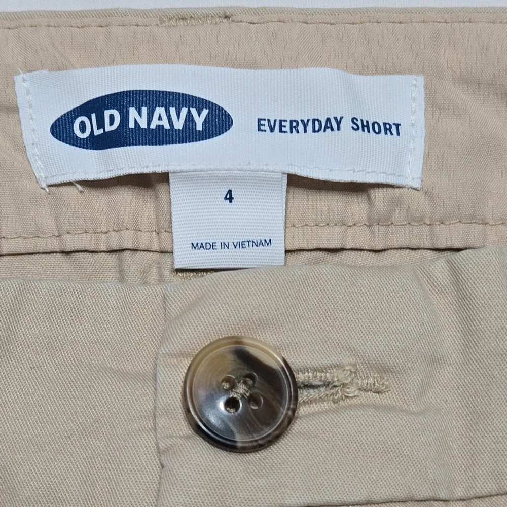 Old Navy Everyday Shorts Womens 4 Khaki Tan Chino Minimalist Coastal Summer